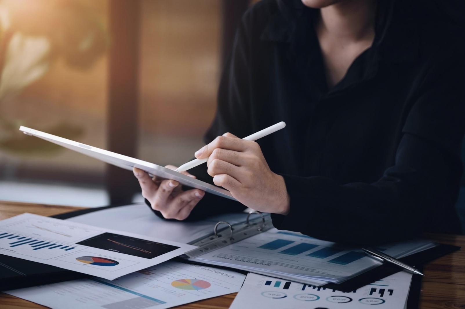 Arbeitsplatz mit Laptop und Programmierumgebung