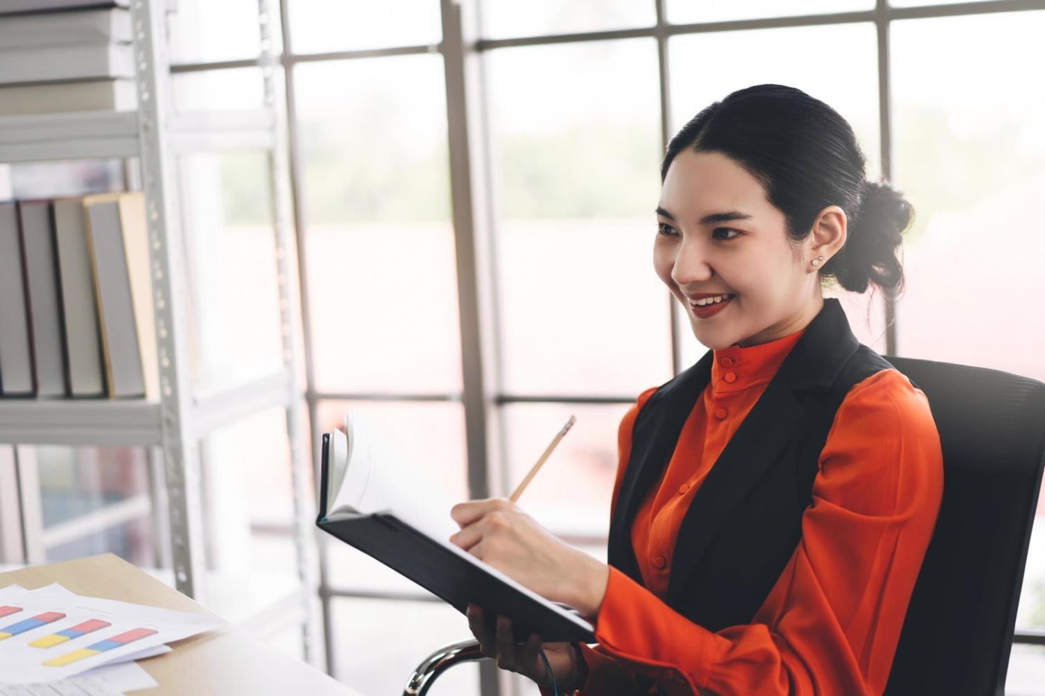 Blick in einen modernen IT-Schulungsraum mit Teilnehmern