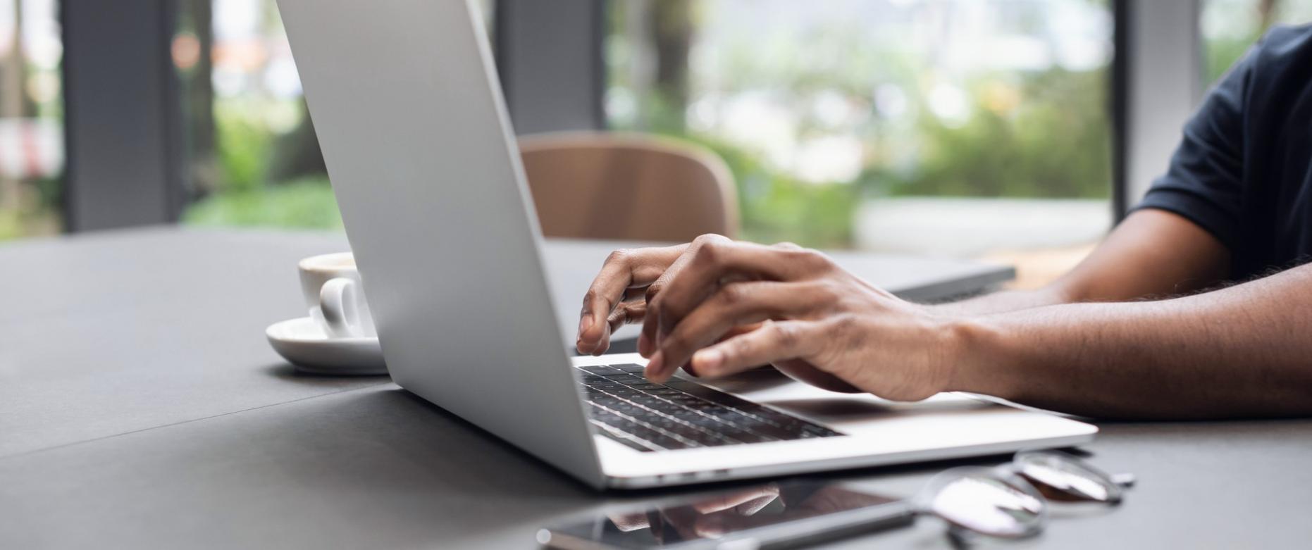 Teilnehmer arbeiten gemeinsam an IT-Projekten